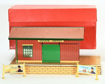 un bâtiment en briques rouges avec un toit rouge et une porte verte