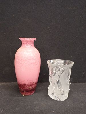 deux vases posés l'un à côté de l'autre sur une table