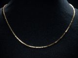 un collier à chaîne en or sur un mannequin mannequin mannequin mannequin mannequin mannequin mannequin mannequin mannequin mannequin