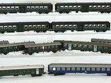 de nombreux modèles réduits de trains exposés sur la table