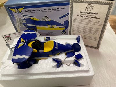 une maquette d'avion bleue et jaune posée sur une table