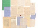 Plusieurs vieilles lettres et papiers sont empilés les uns sur les autres