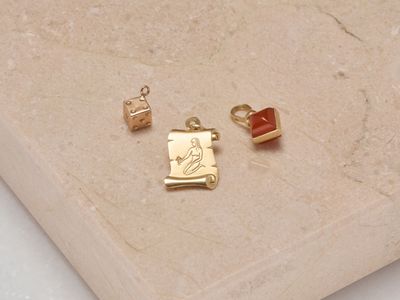 Lot de trois pendentifs en or jaune 18k 750 millièmes présen…