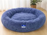 un gros plan sur un panier pour chien bleu posé sur un parquet