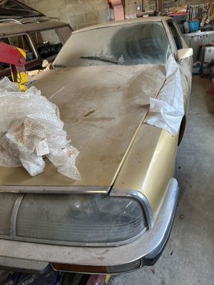 une voiture en cours de réparation dans le garage