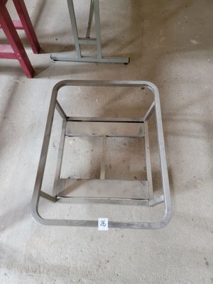 trois tabourets de couleurs différentes et une table dans une pièce