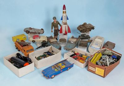 beaucoup de petites voitures et d'autres jouets dans une boîte