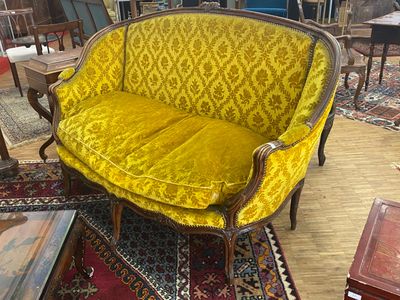 un canapé jaune posé au milieu d'une pièce