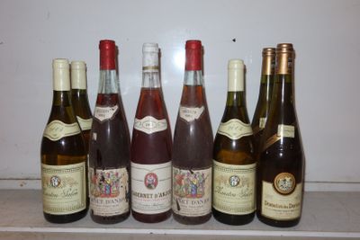 plusieurs bouteilles de vin sont alignées sur un comptoir