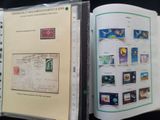 la photo d'un livre avec des timbres