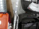 un tas d'objets entreposés dans un garage