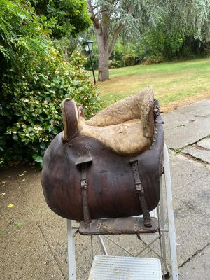 une selle de cheval posée sur un support métallique