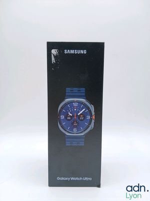 Boîte de la Samsung Galaxy Watch déballée, avec bracelet bleu