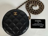Sac rond matelassé noir Chanel avec bandoulière en chaîne