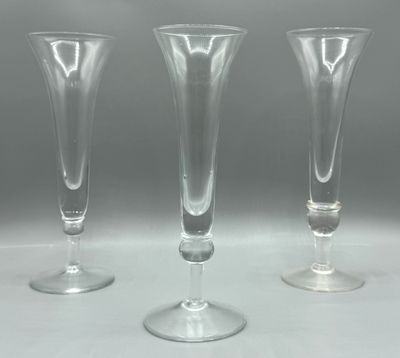 trois vases en verre transparent posés sur une table