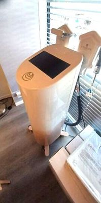 une machine blanche posée sur une table
