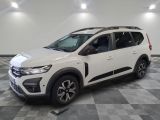 la voiture blanche est garée dans le garage sur un sol en damier