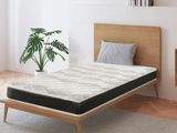 un lit sur lequel est posé un matelas dans une pièce