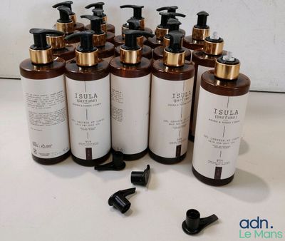 six bouteilles de liquide posées sur une table, à côté d'une bouteille de liquide