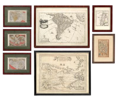 Plusieurs cartes du monde encadrées sont accrochées au mur