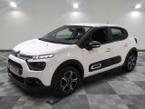 la citrole blanche est garee sur un carrelage en damier
