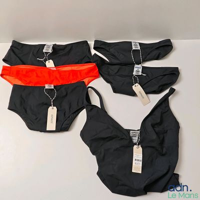 Trois sous-vêtements sont posés sur une table, avec leurs étiquettes encore attachées.