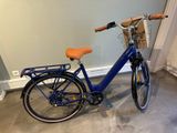 un vélo bleu avec un panier à l'arrière