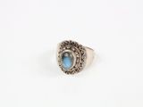 un gros plan d'une bague en argent sertie d'une pierre bleue