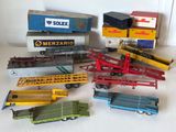 de nombreux types différents de petits trains et de petits camions sur la table