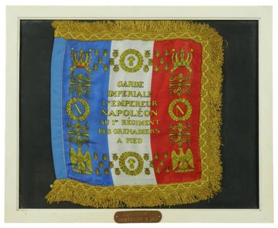 une photo encadrée représentant un drapeau, ornée de rubans dorés et bleus
