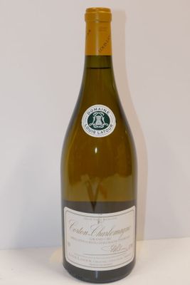 une bouteille de vin posée sur une table