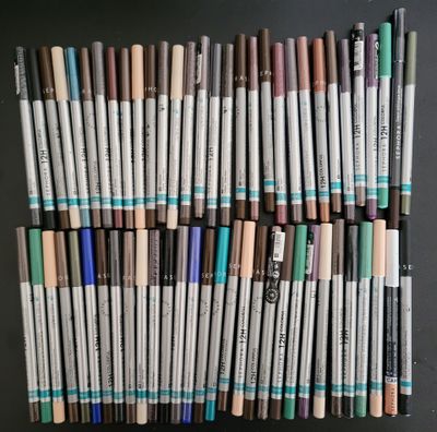 a close up of a bunch of pens sitting on top of a table