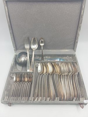 un service d'argenterie dans un coffret métallique comprenant des cuillères, des fourchettes et des cuillères