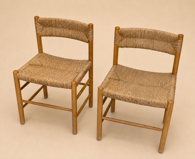 une paire de chaises en bois avec des assises tressées, sur fond blanc