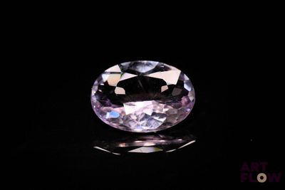 gros plan d'un diamant violet sur une surface noire