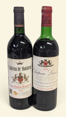 deux bouteilles de vin posées l'une à côté de l'autre sur une surface blanche