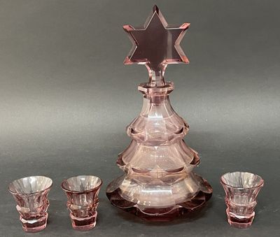 un sapin de Noël en verre rose surmonté d'une étoile
