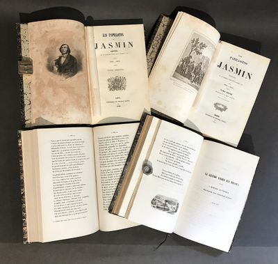 quatre livres ouverts posés les uns à côté des autres sur une table