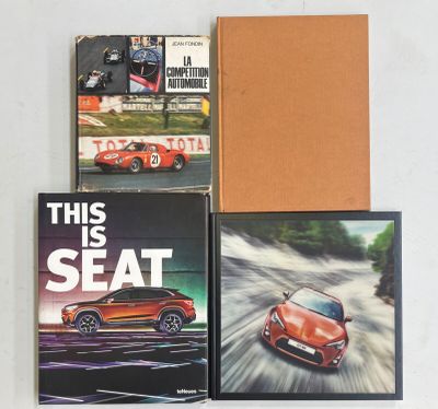 trois livres posés sur un fond blanc, avec une voiture de sport rouge en couverture