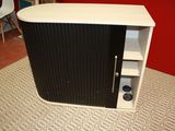 une petite armoire noire et blanche dans une pièce