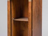 une vieille armoire en bois avec un plateau en marbre et deux étagères
