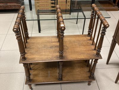 une table en bois avec un plateau en verre et une étagère posée à même le sol