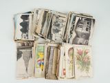 une pile de vieux livres illustrés