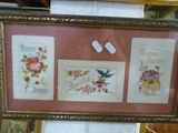 une photo d'un tableau accroché au mur d'un magasin