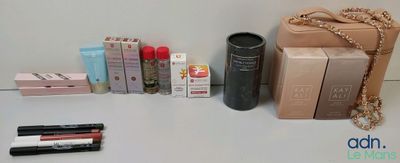 une boîte de rouge à lèvres, une boîte de rouge à lèvres, une boîte de mascara et une boîte de baume à lèvres posées sur une table