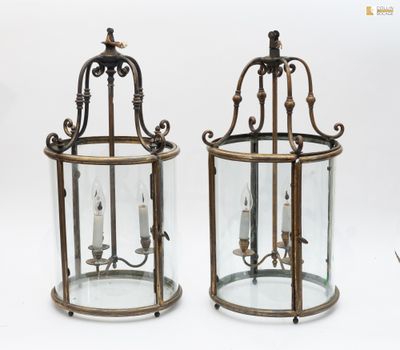 paire de lanternes anciennes en laiton et en verre, avec des bougies