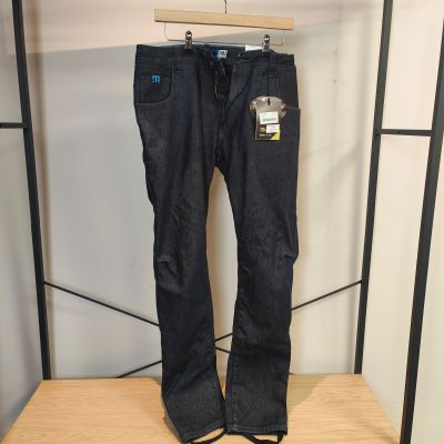 un jean accroché à un portemanteau dans un magasin de vêtements