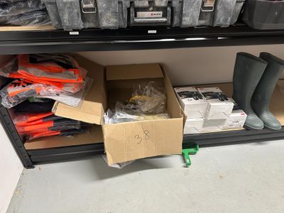 une multitude de boîtes empilées sur une étagère