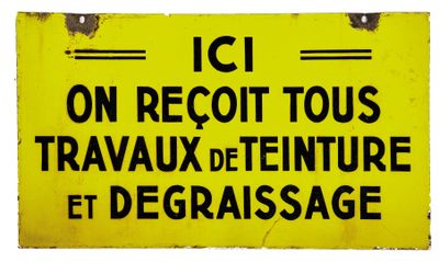 a yellow sign with black writing on it that says, on recout tous travaux de dent