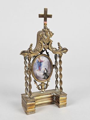 une horloge en or sur laquelle est représentée une femme